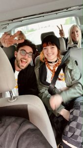 Die Crew im Auto